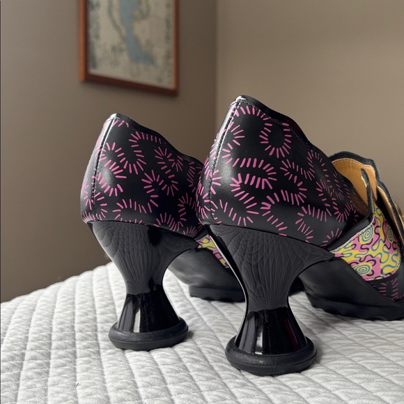 John Fluevog x Zandra Rhodes collab 2022 size 9 “Wiggle” mary janes like new - Picture 4 of 10